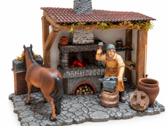 Beleuchtete Schmiede mit Figuren und Kamin für die Insam Krippe