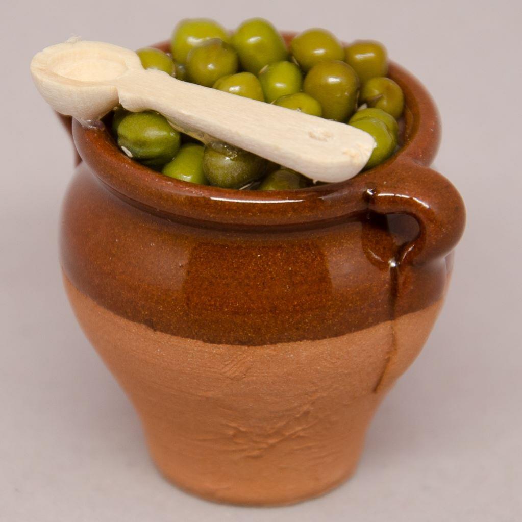 Tonkrug teilglasiert mit Oliven und Holzlöffel