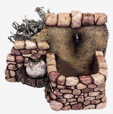 Trinkbrunnen mit Krug und Pumpe